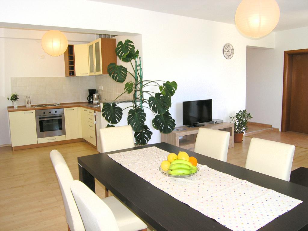 Apartments Dagmar Krk Town Exterior photo